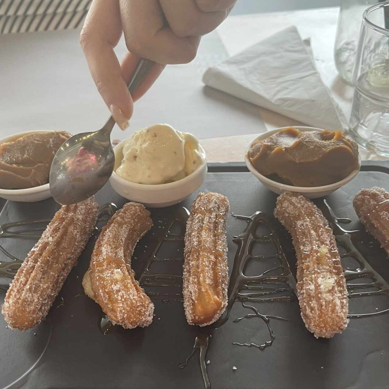 Churros con dulce de leche y helado