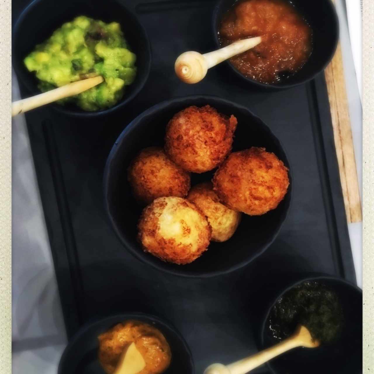 bolitas de yuca con 4 salsas