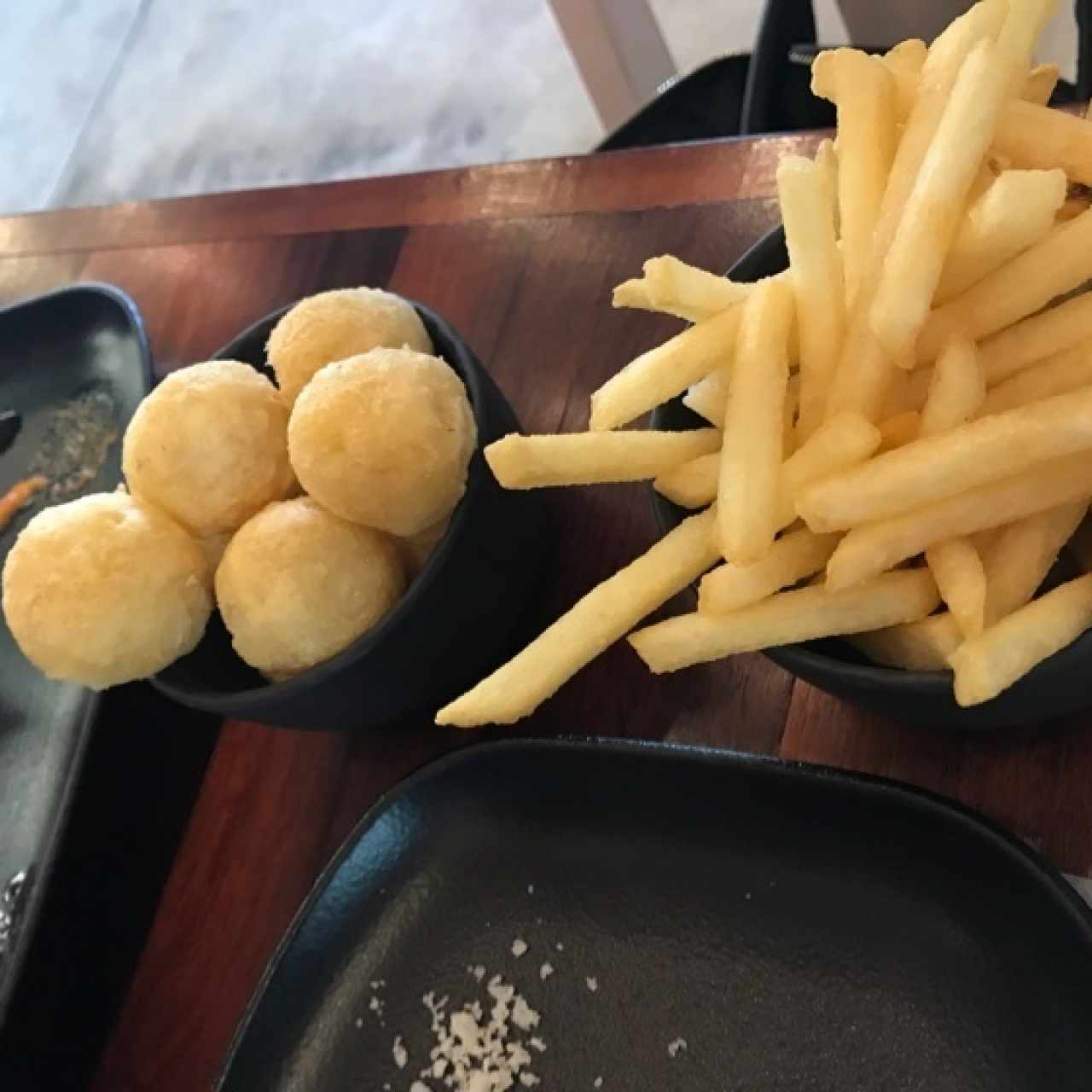 Acompañantes - Buñuelos de yuca y papas feitas (dos acompañantes separados)