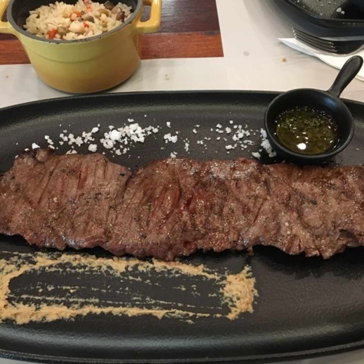 entraña importada y arroz con guandú, morrones y kalamatas