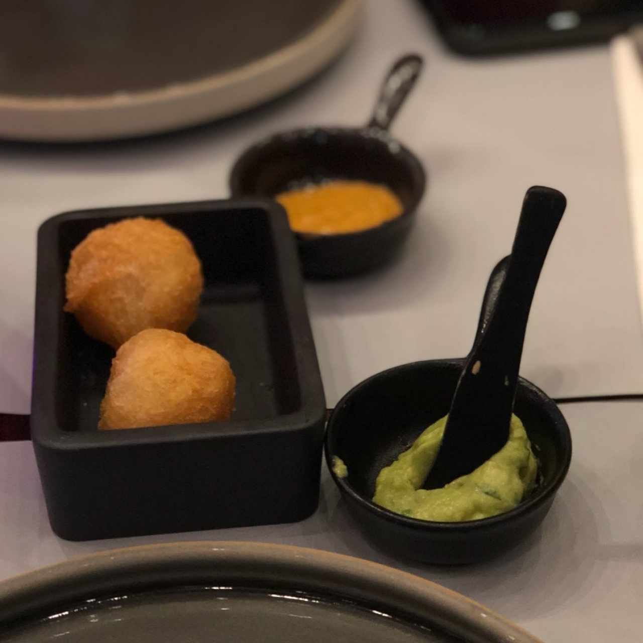 Cortesía de la casa: Buñuelos de yuca, picante de la casa y guacamole.