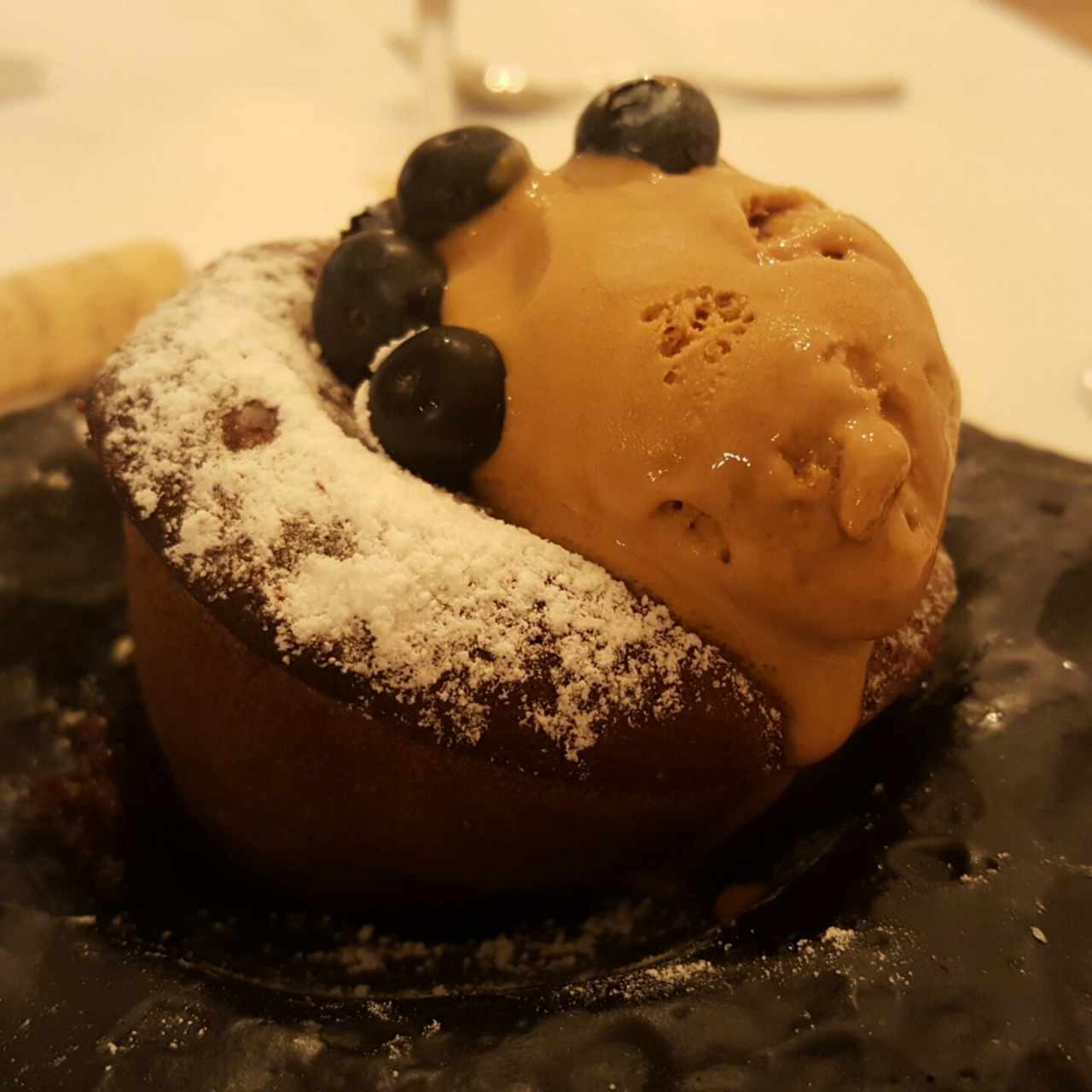 postre de chocolate con heñado de Caramelo