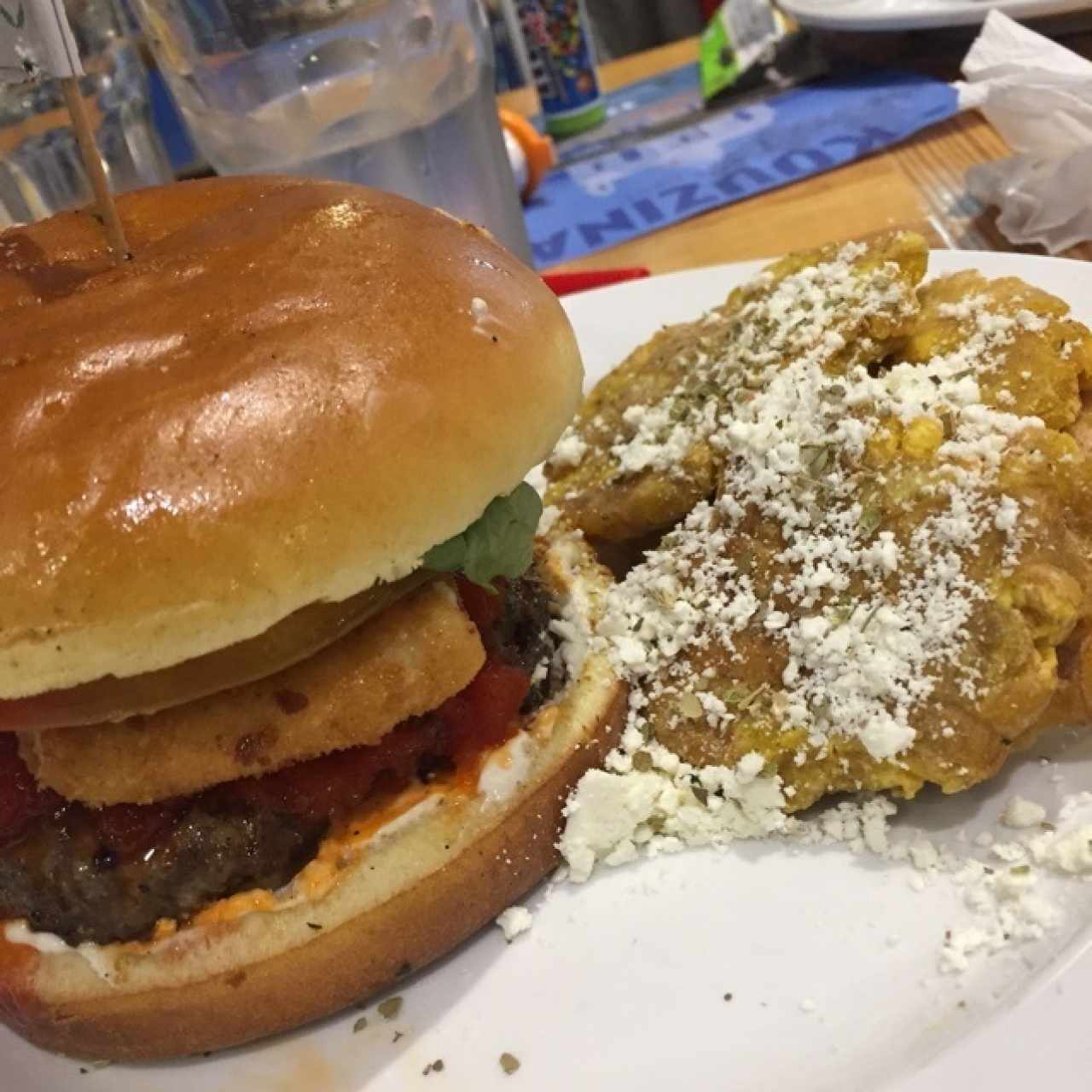 hamburguesa especial con patacones