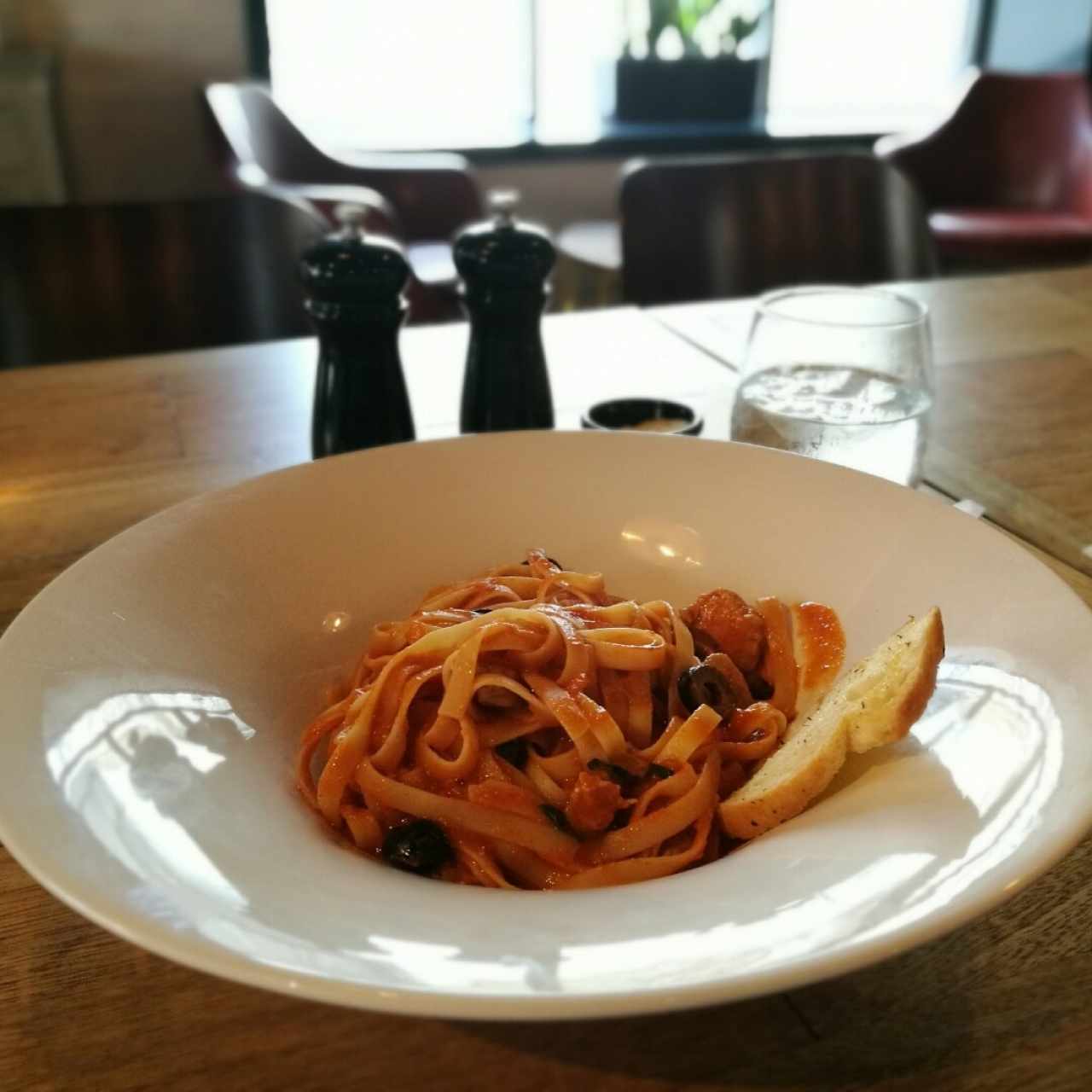 Fetuccini con Pollo en Salsa de Tomate y Aceitunas Negras