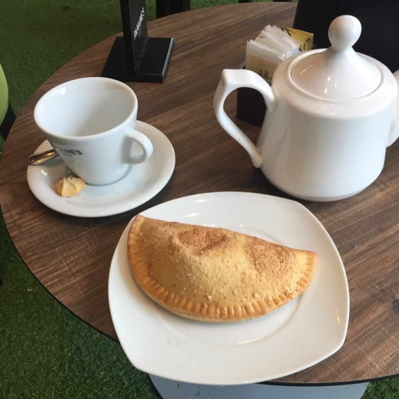 empanada de queso y te chai