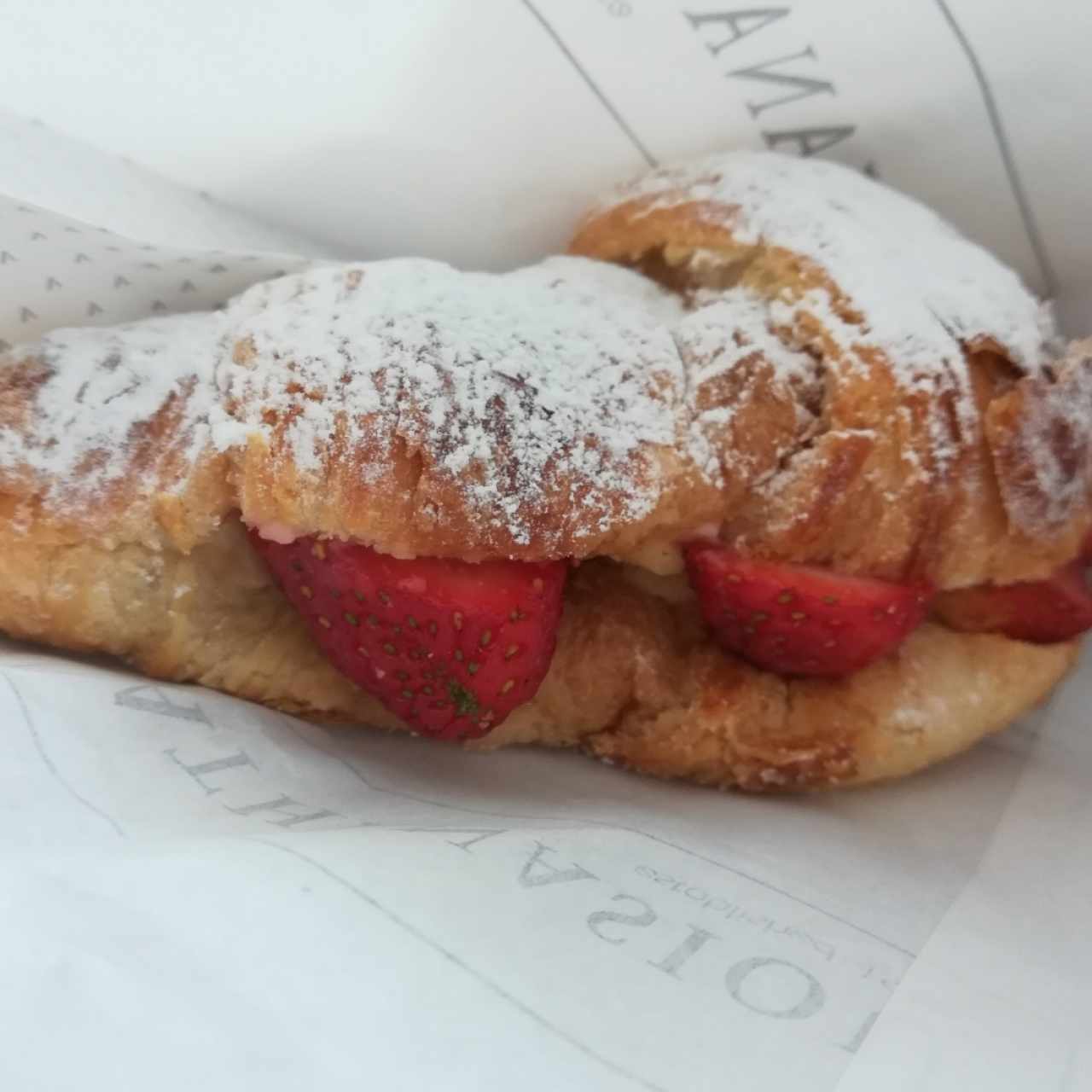 Croissant de Fresas con Crema