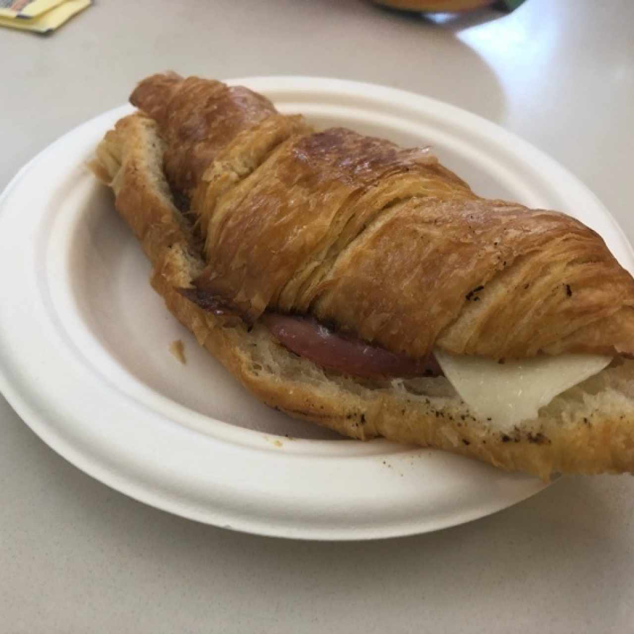 croissant con queso y jamon