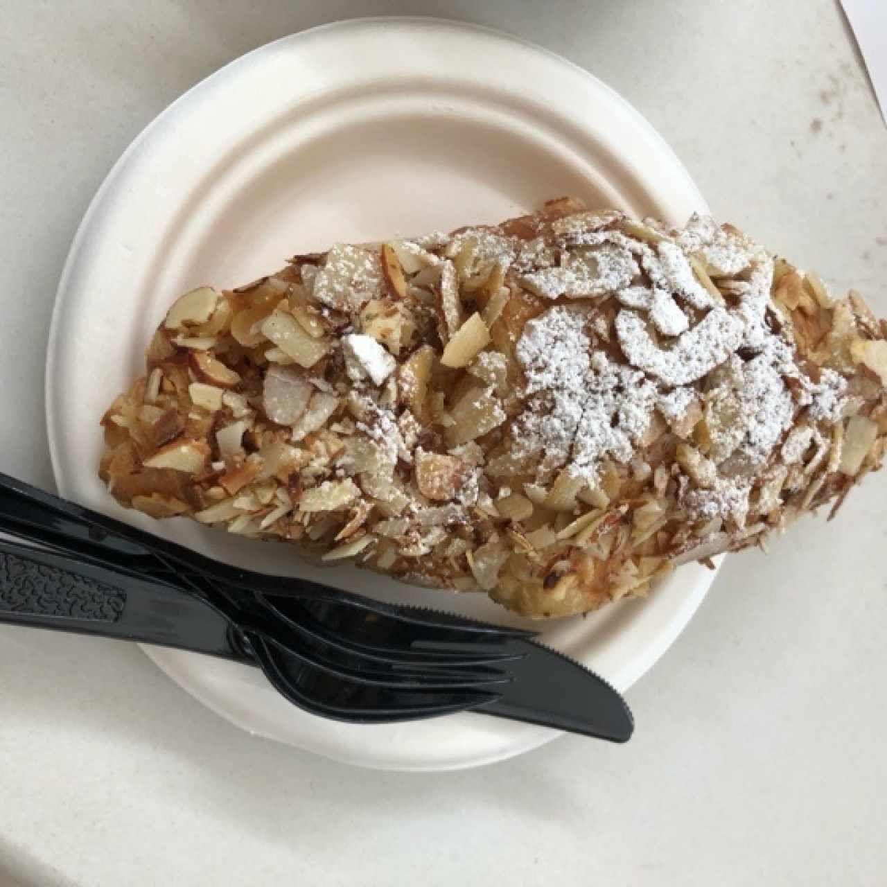 Croissant relleno de crema pastelera