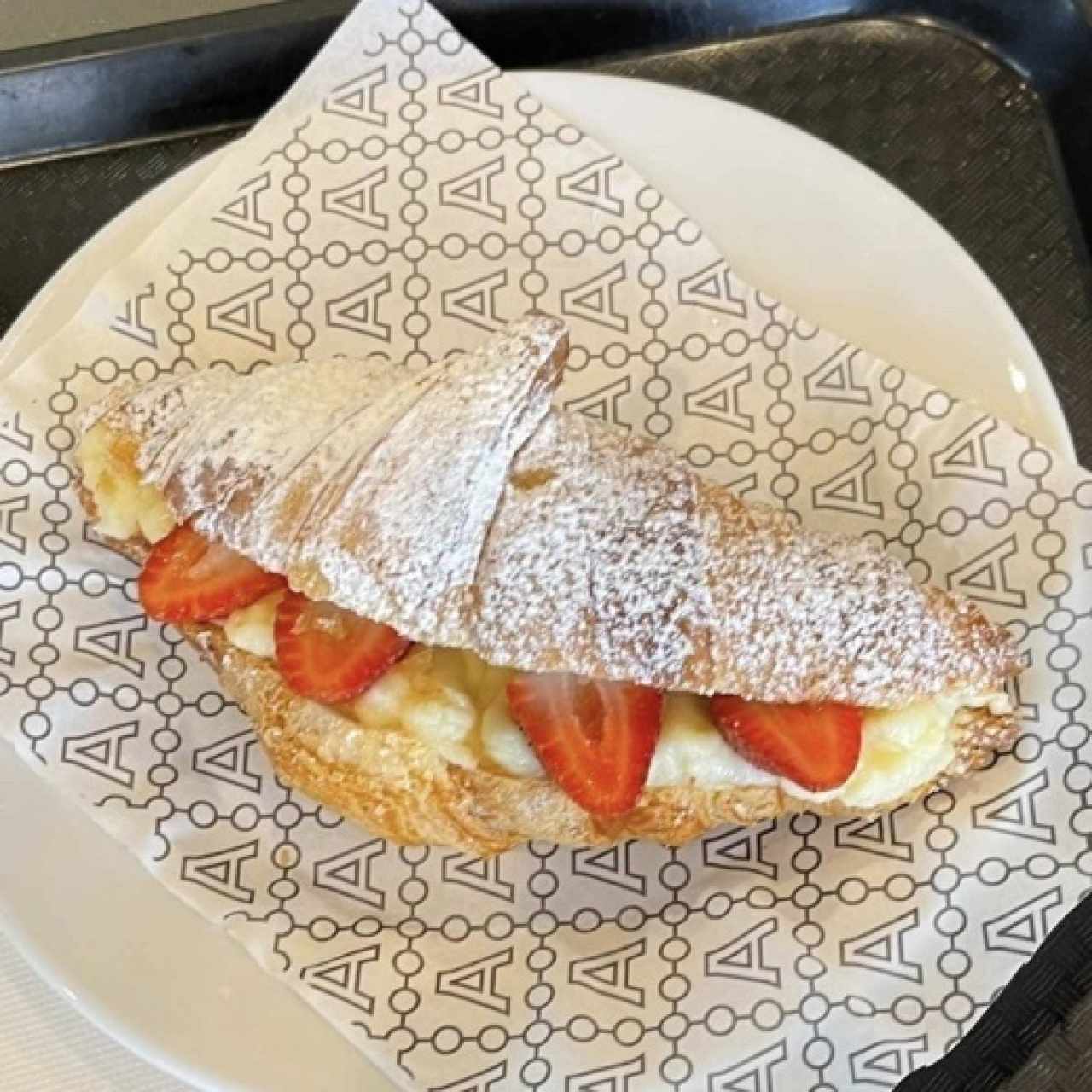 Croissant relleno de queso crema y fresas