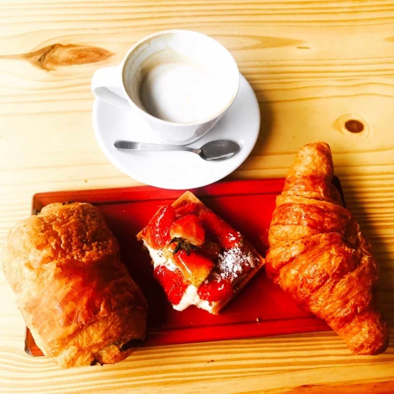 pan de chocolate, tartaleta de fresa, croissant 