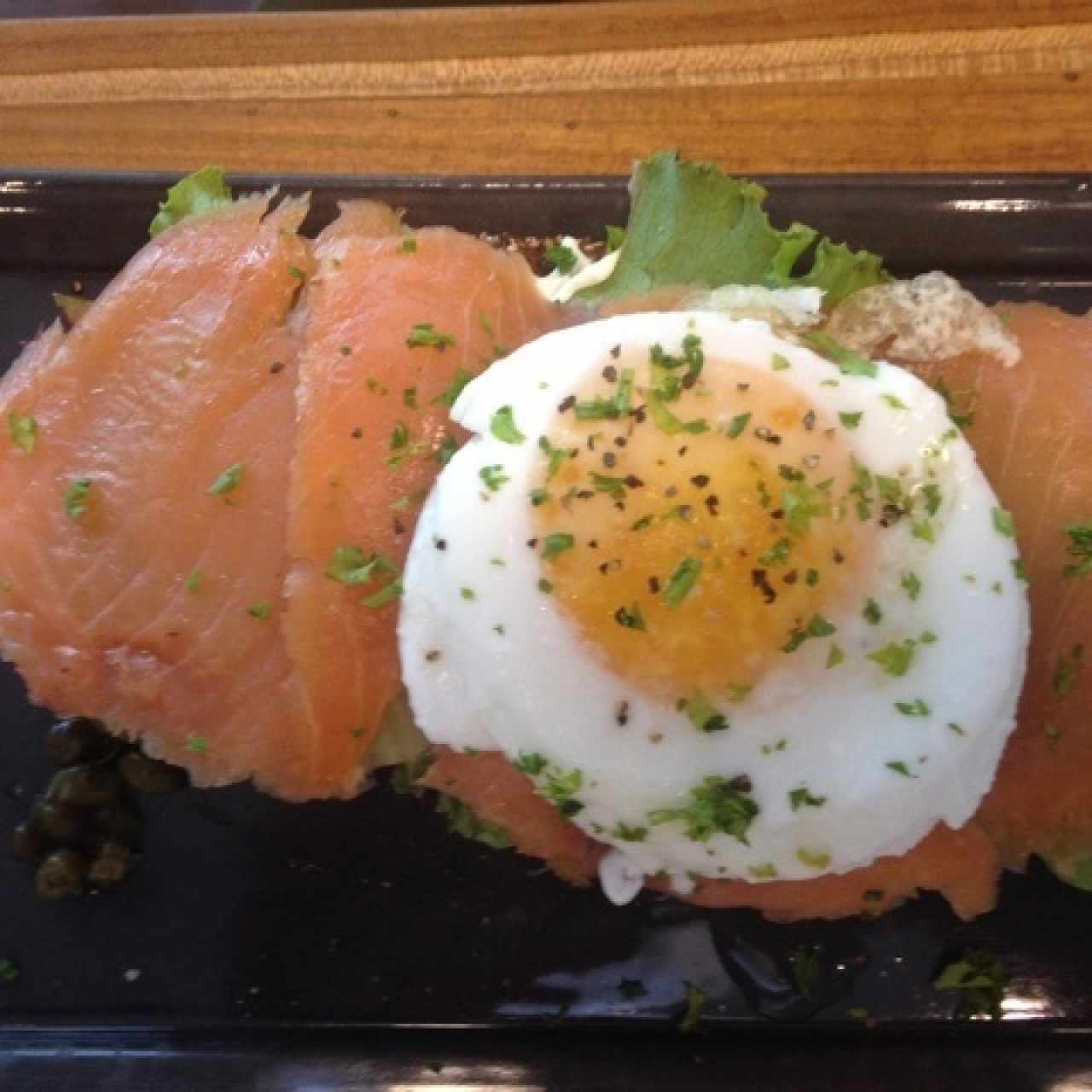 salmón ahumado y huevos Poche