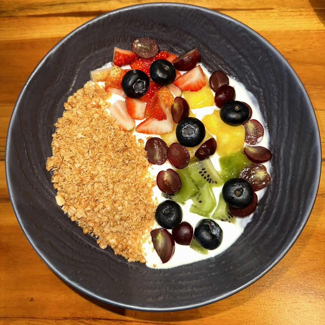 Yogur con granola y frutas - desayuno