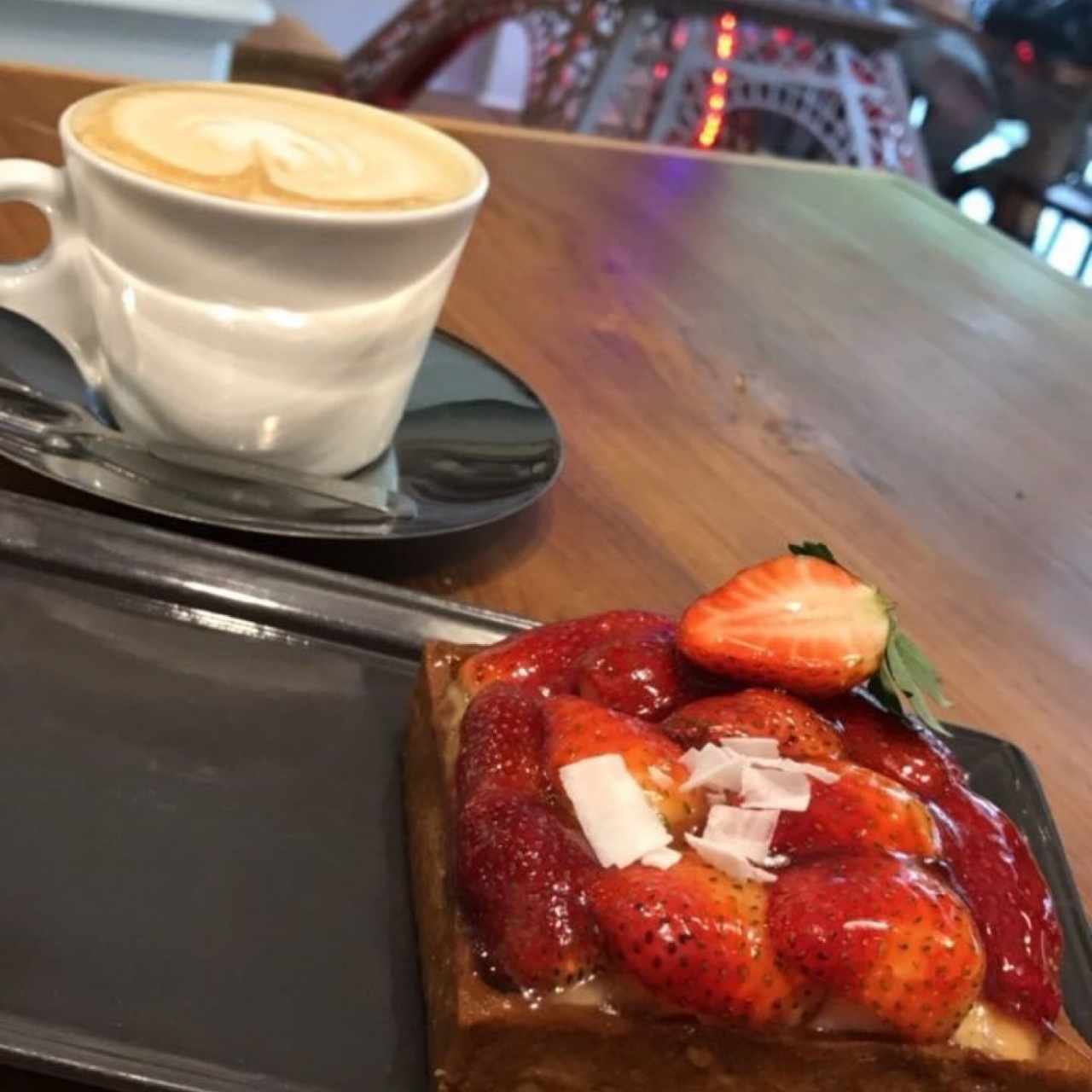 capuccino y todtada con fresas