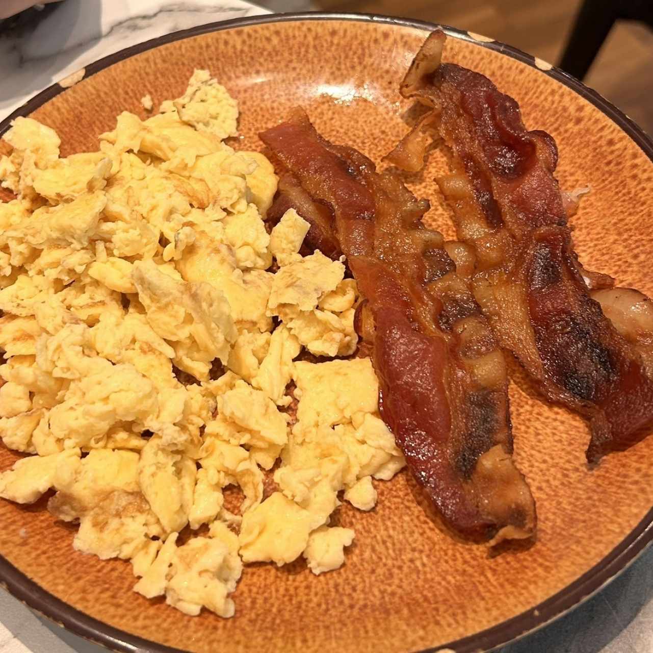 Tocino y Huevos revueltos 