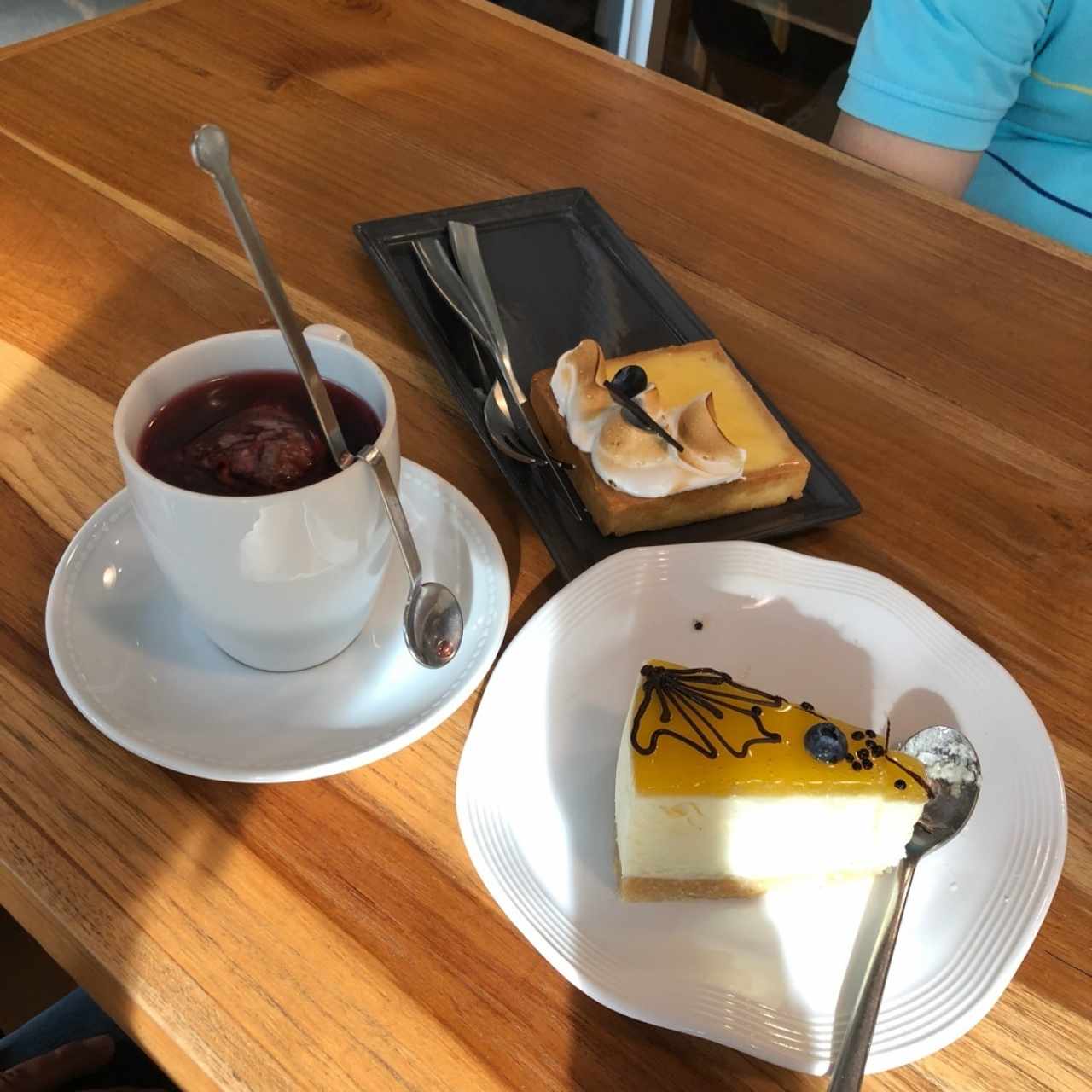 cheesecake de maracuya, pie de limon y un té de arandanos. que delicioso todo. 