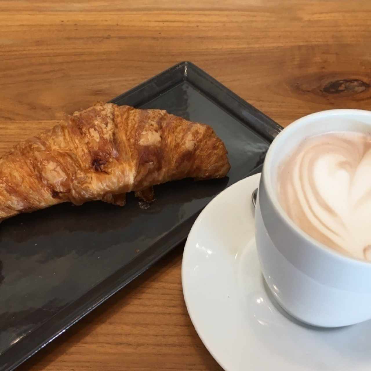 Chocolate caliente con un croissant