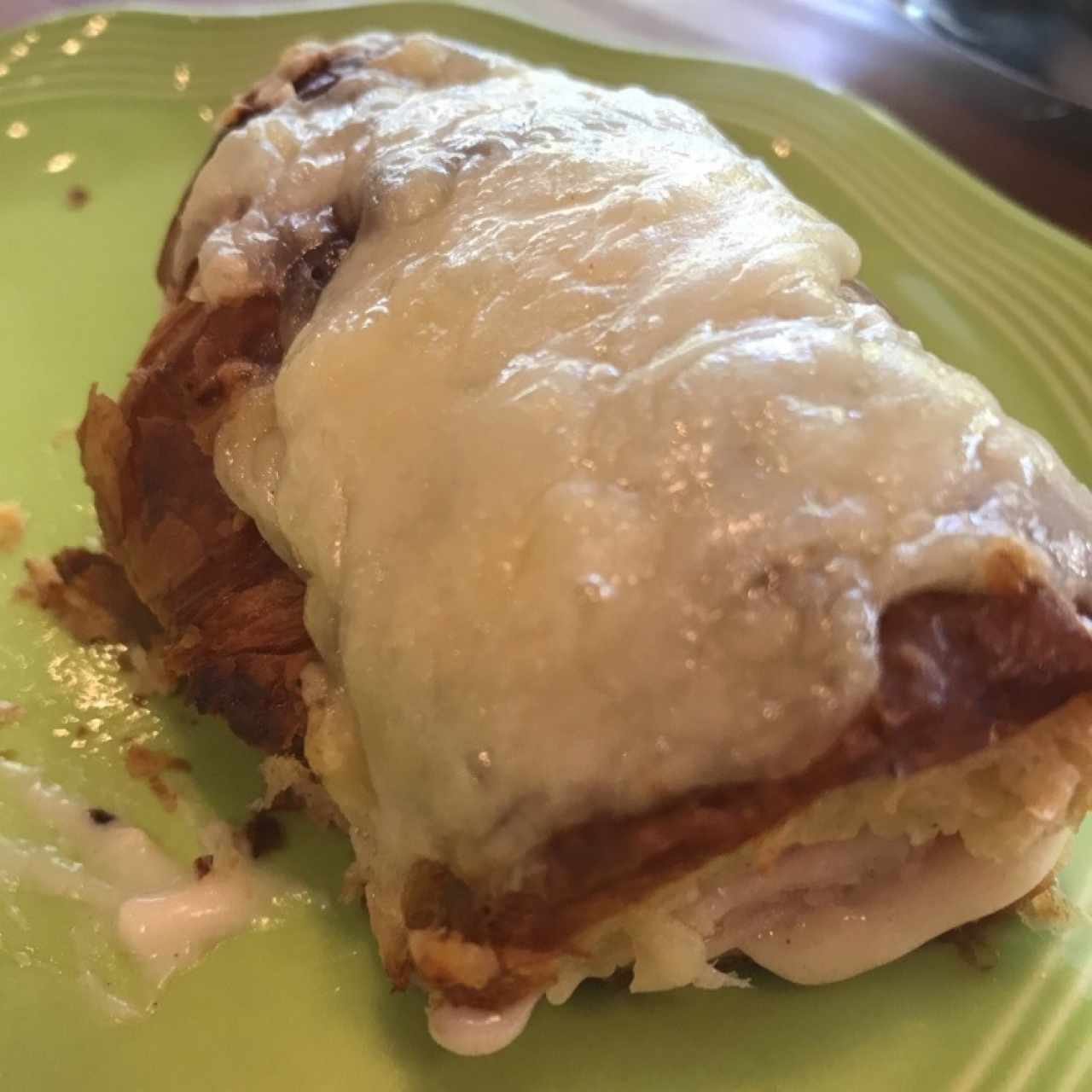 croisant con crema bechamel y jamón ahumado 