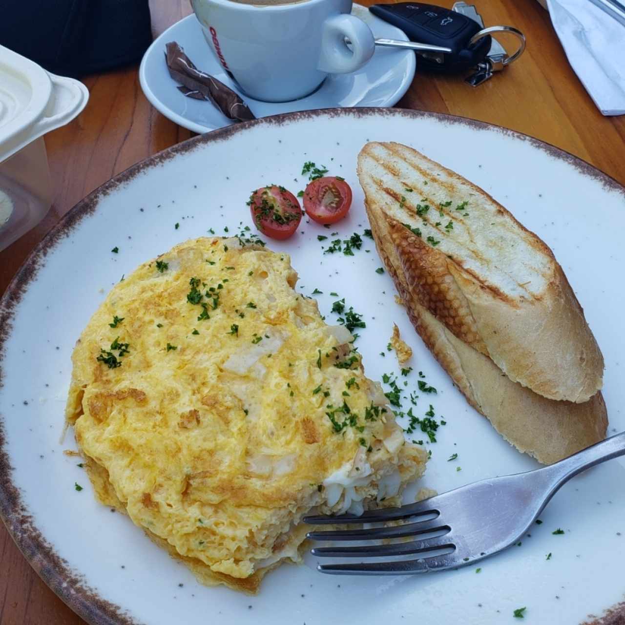 Omelette de pavo y queso con tostadas