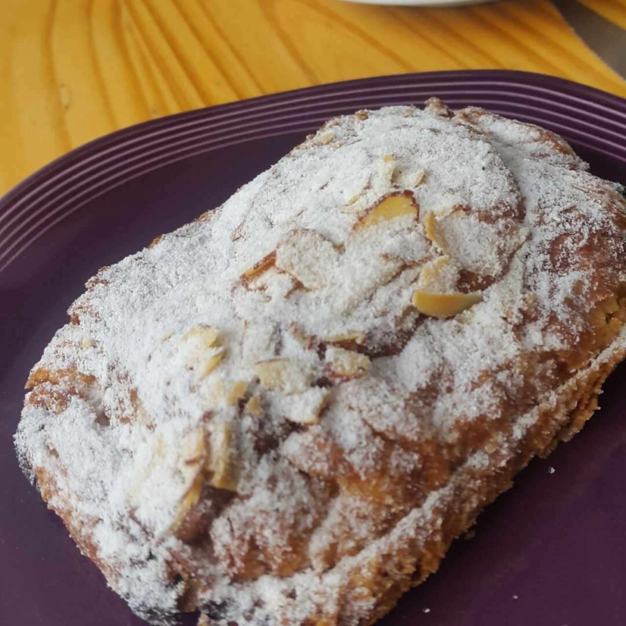 Croissant con chocolate y almendras