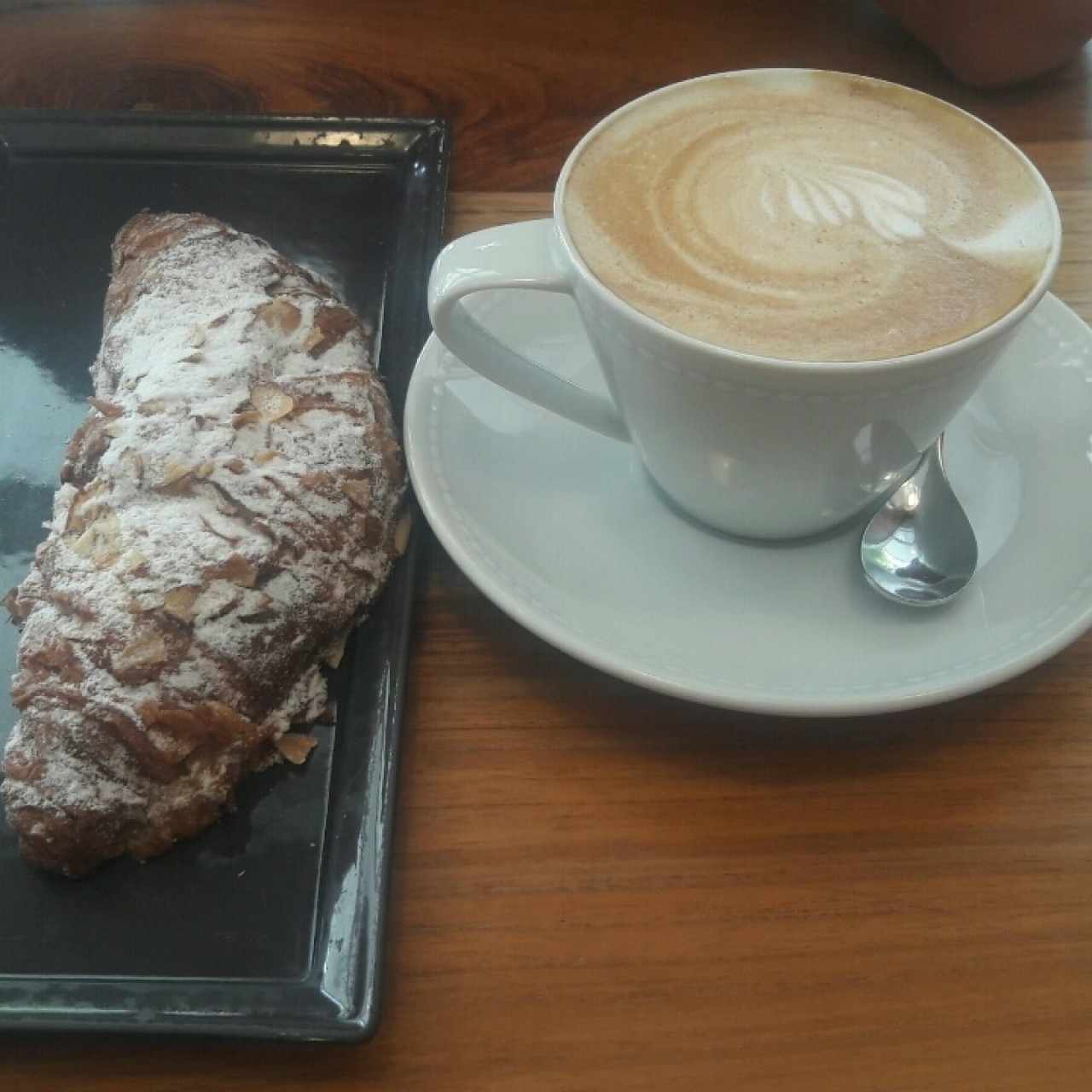 Capuchino con croissant de Almendra