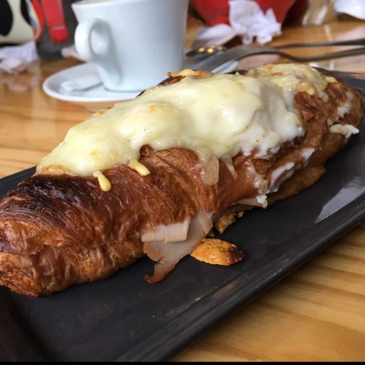 croissant de jamon con queso