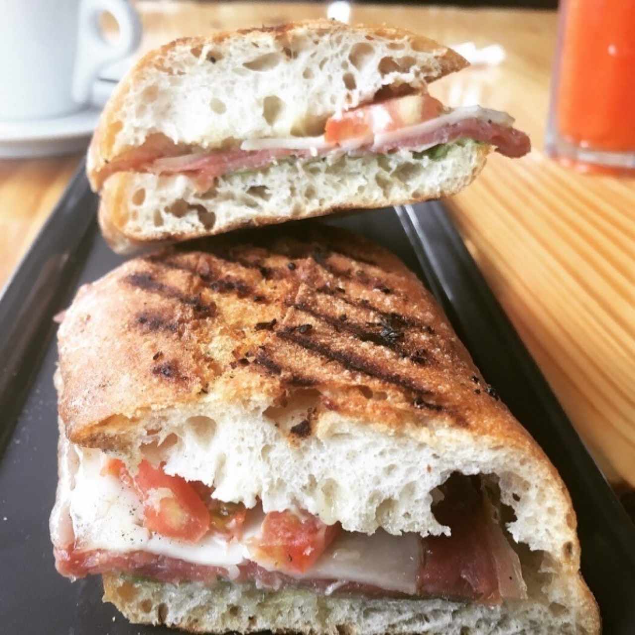 Paninni de Iberico y Queso Suizo