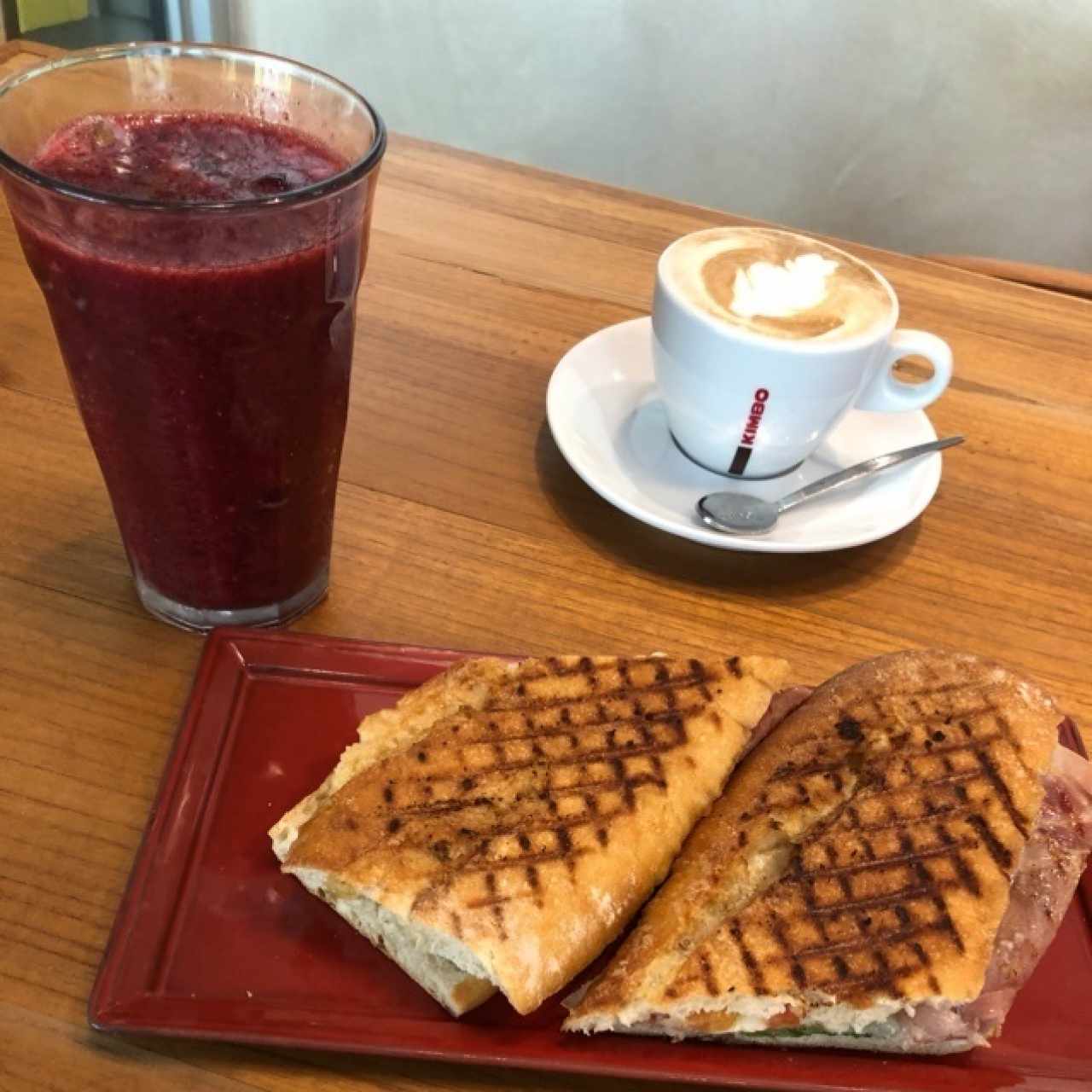 emparedado se jamón con queso, jugo de mora y capuccino