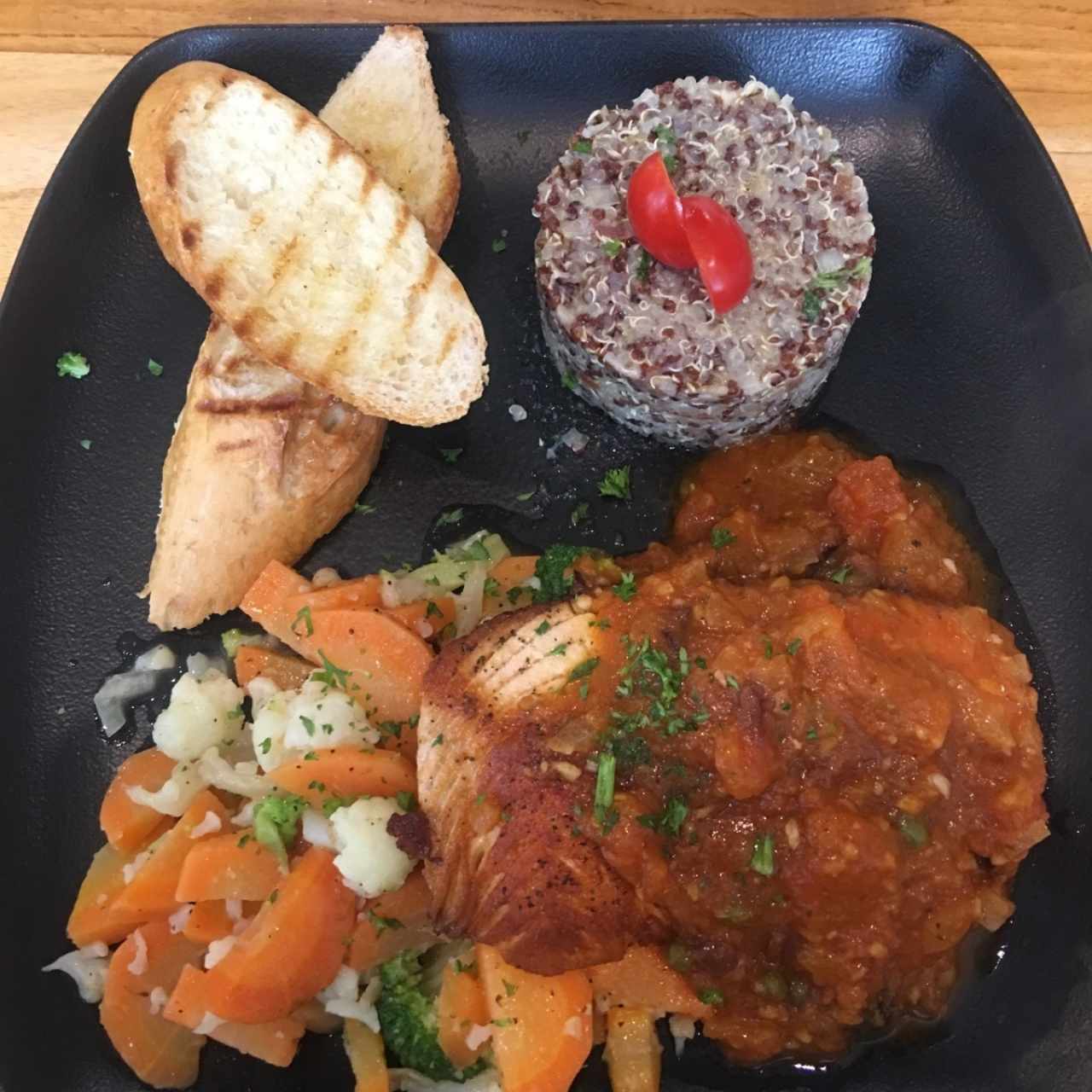 Escalope de Salmon a la Putanezca com Quinoa 