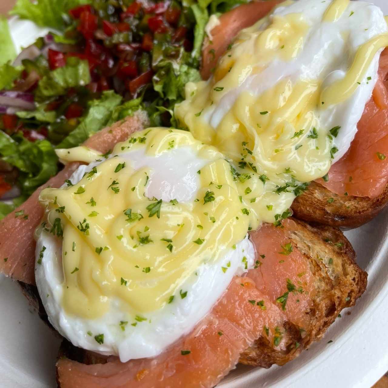 Huevos benedictinos con salmón