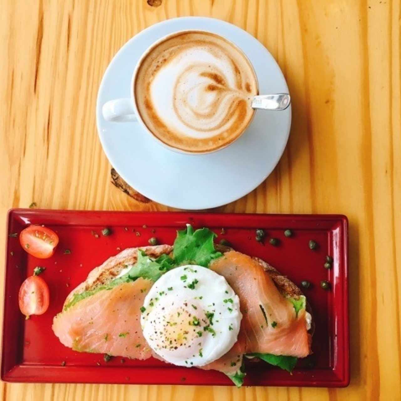 Salmon ahumado poché con capuchino