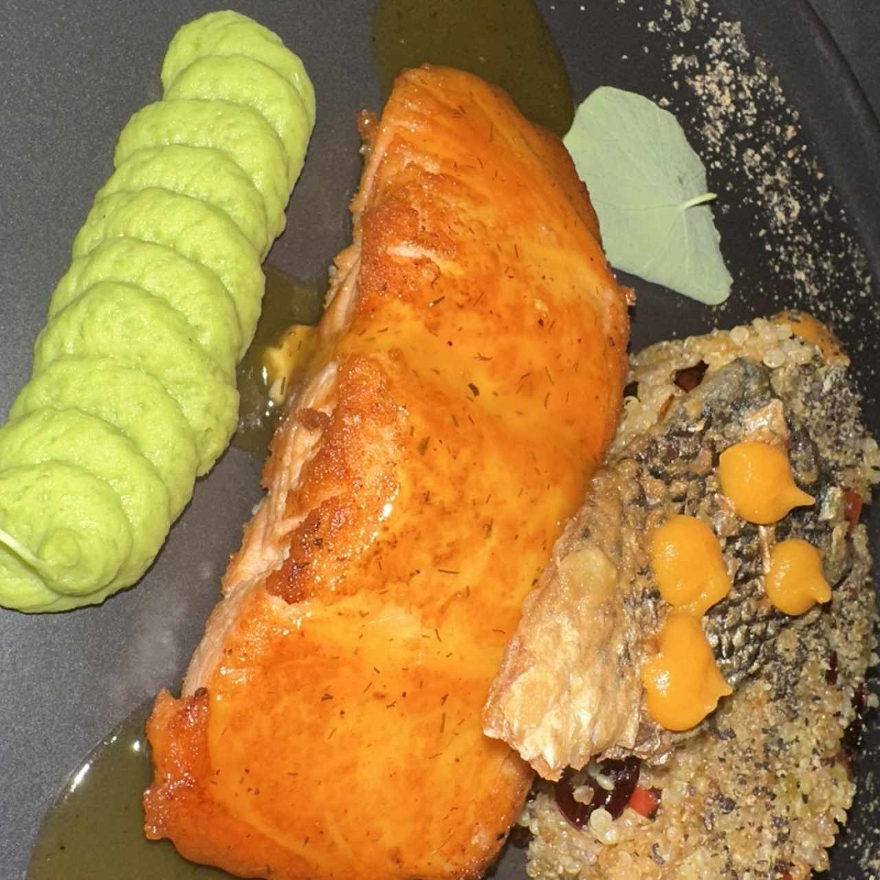 Salmon en maracuya con quinoa