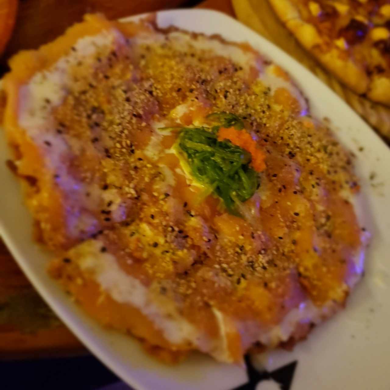 Sushi pizza de salmón