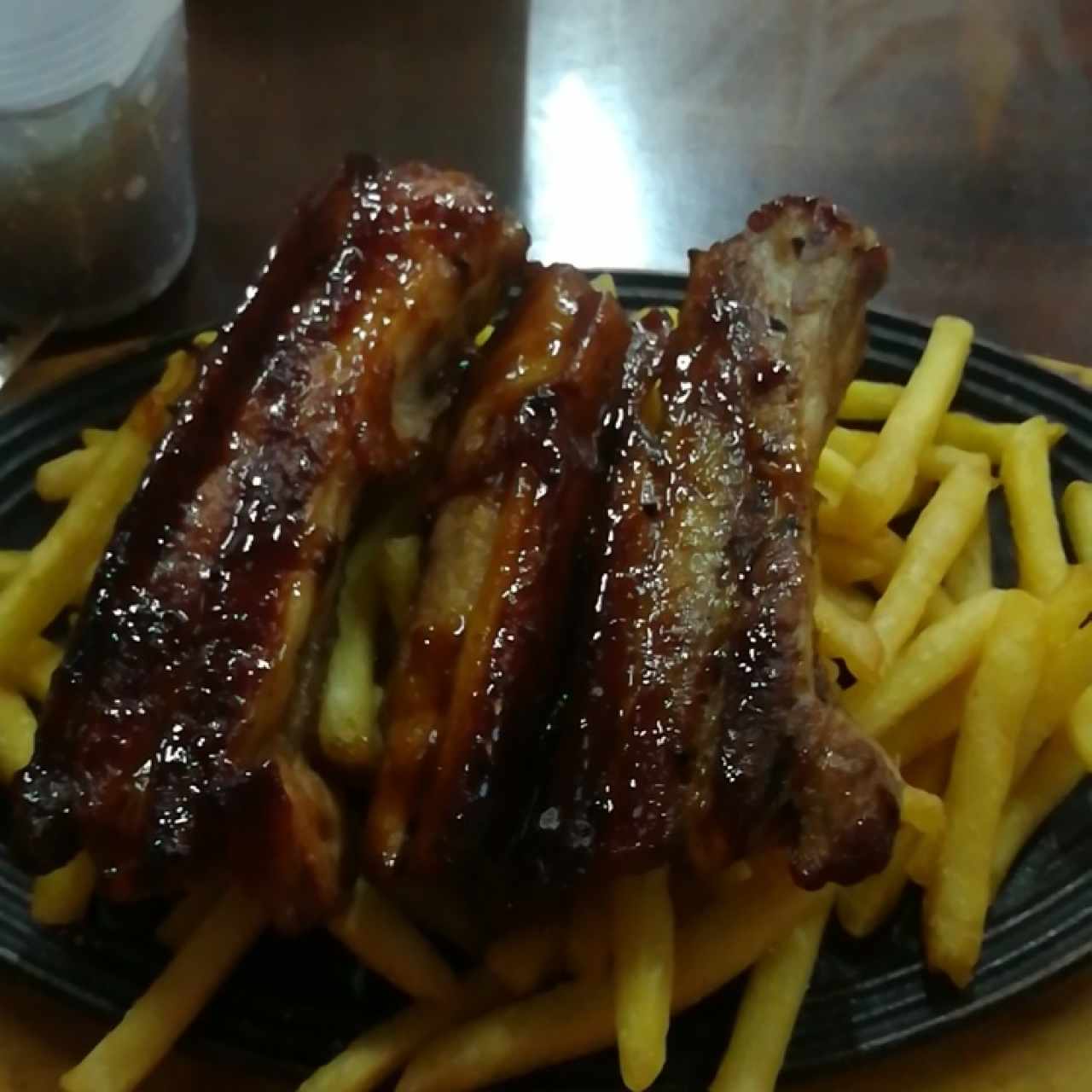 Costillas con papitas fritas