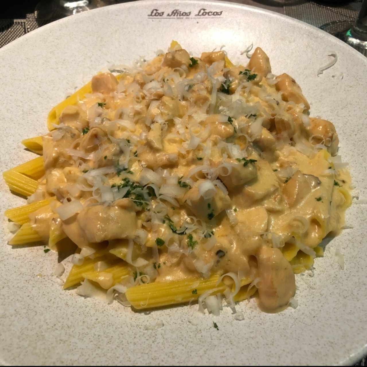 Salmón especial con penne de quinoa