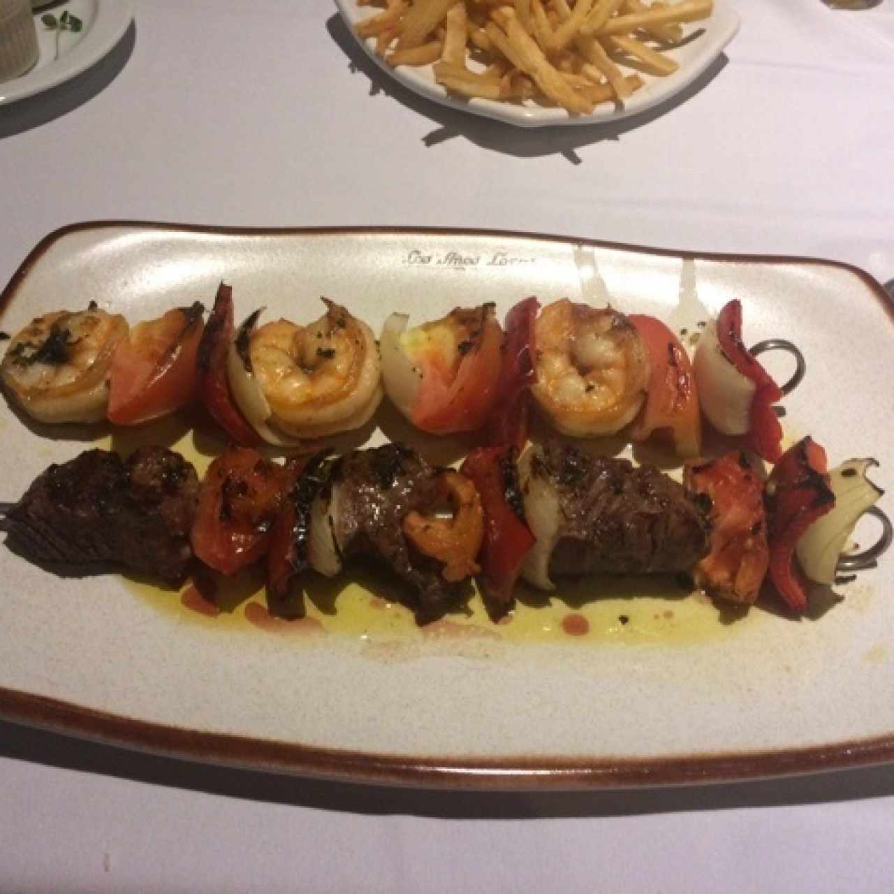 brocheta de res y langostinos