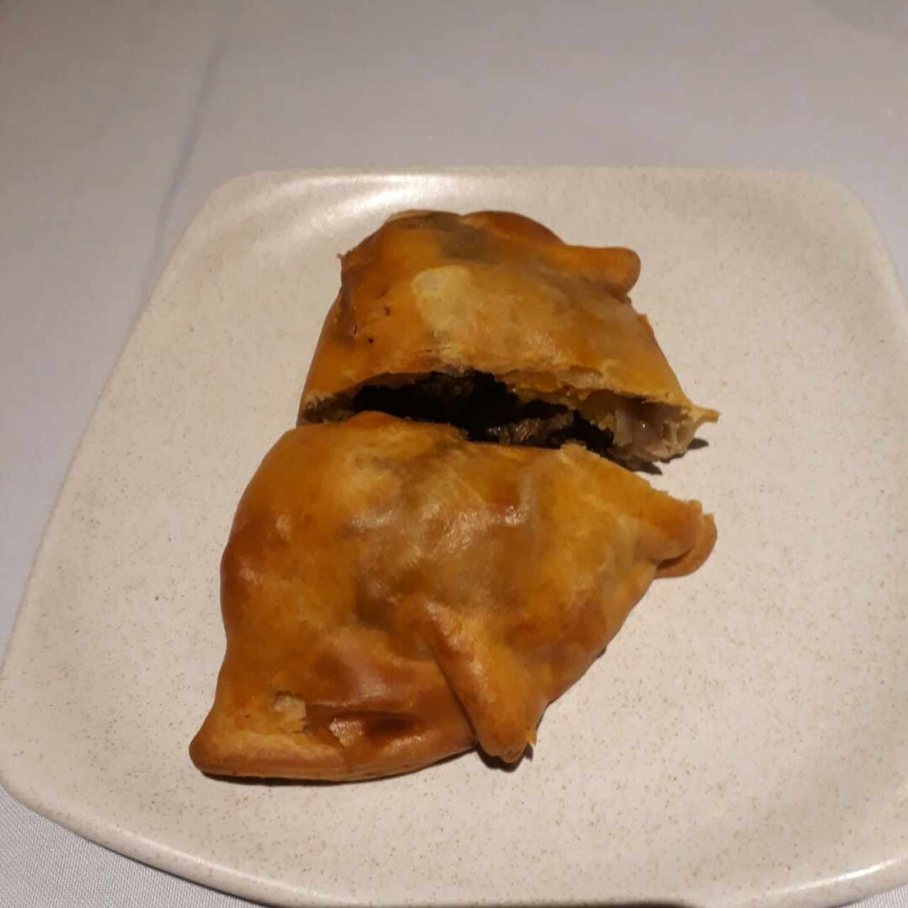 Empanada de entraña con plátano maduro y cebolla caramelizada 