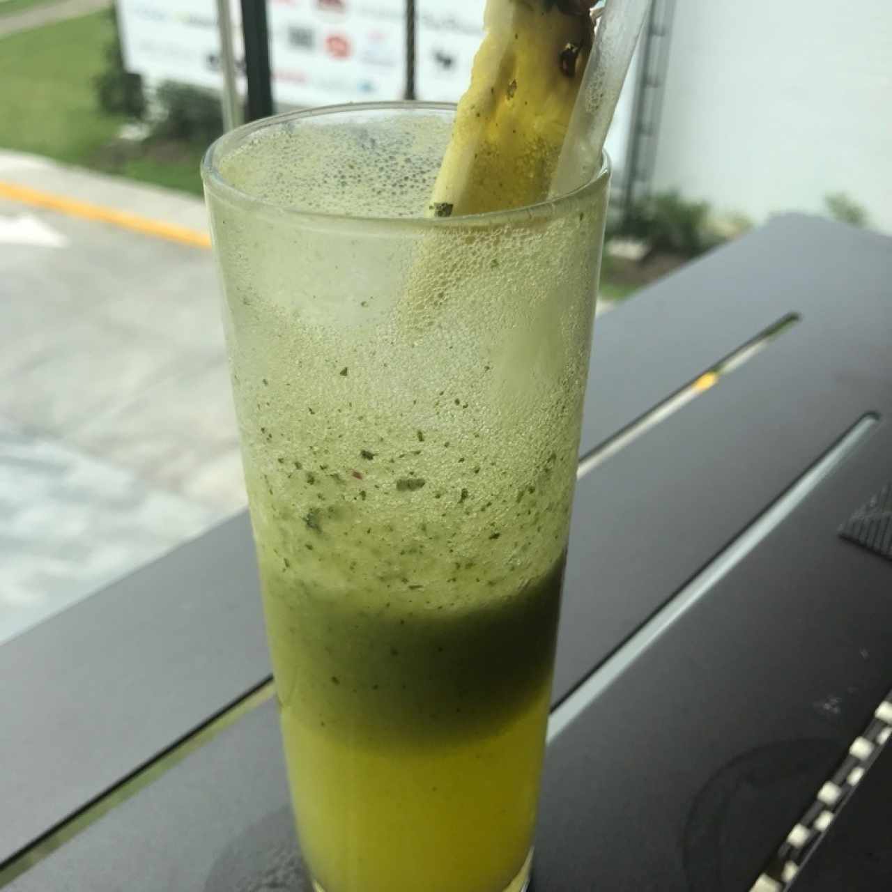 Jugo de piña con hierbabuena