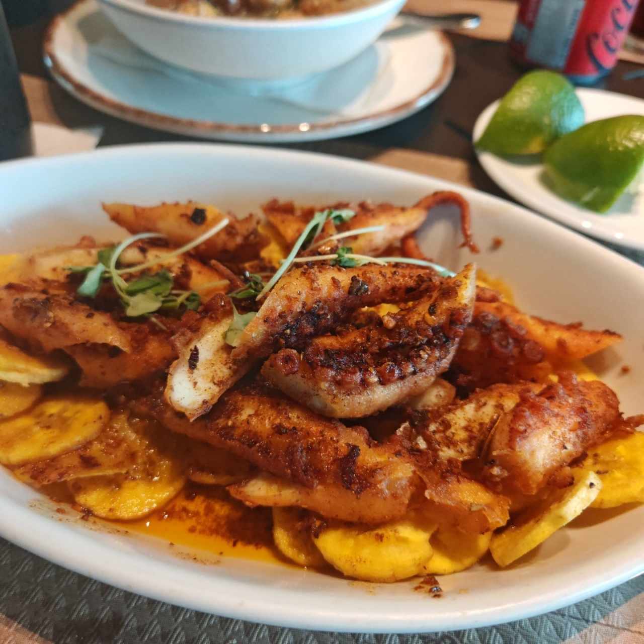Pulpo Crocante con Platanitos