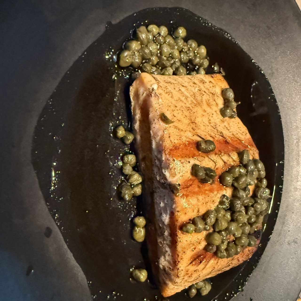 Salmón en Mantequilla Negra y Alcaparras