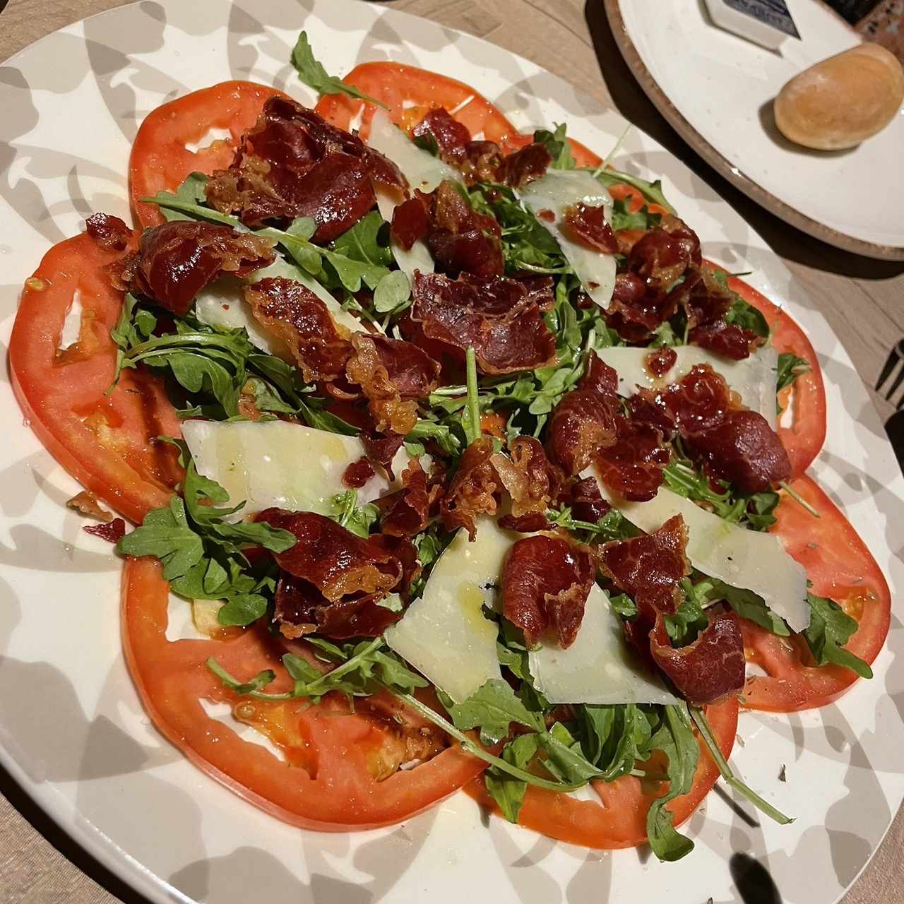 Ensalada de tomate con jamón serrano