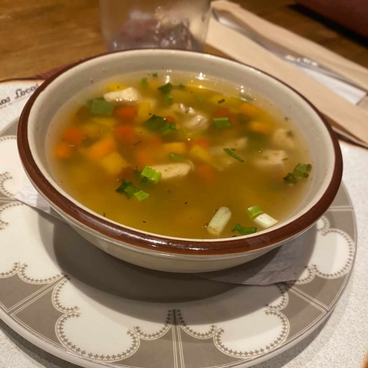 Caldo de Pollo y Vegetales