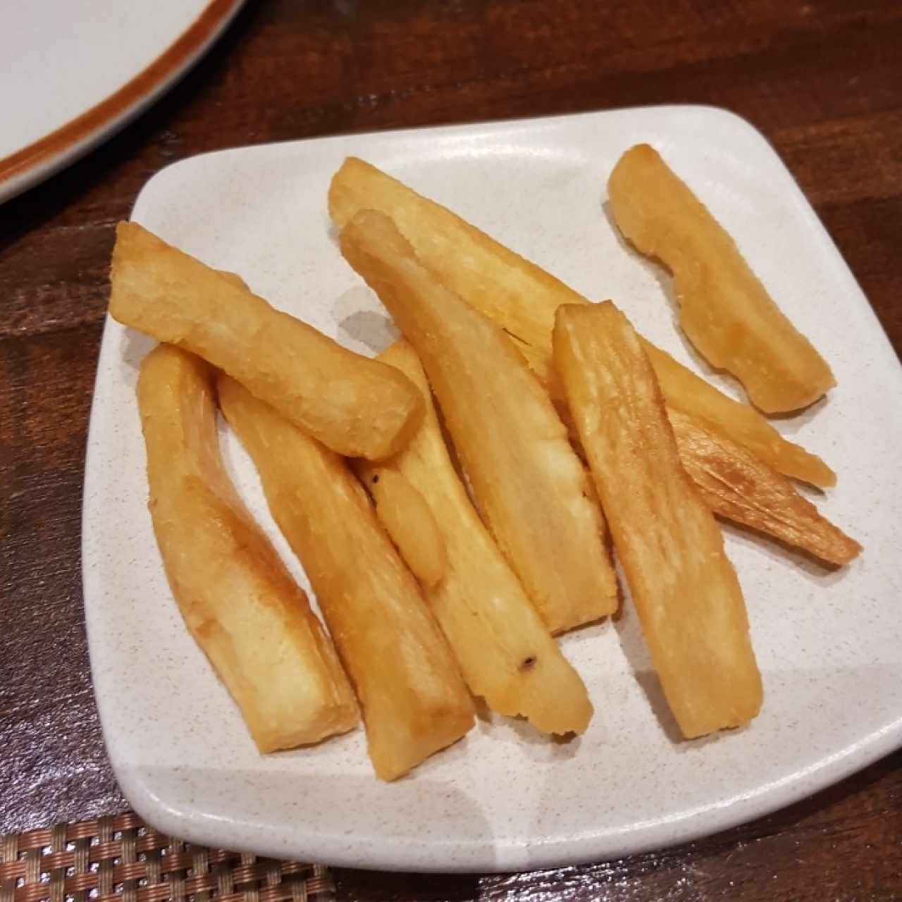 ACOMPAÑAMIENTOS - Yuca frita