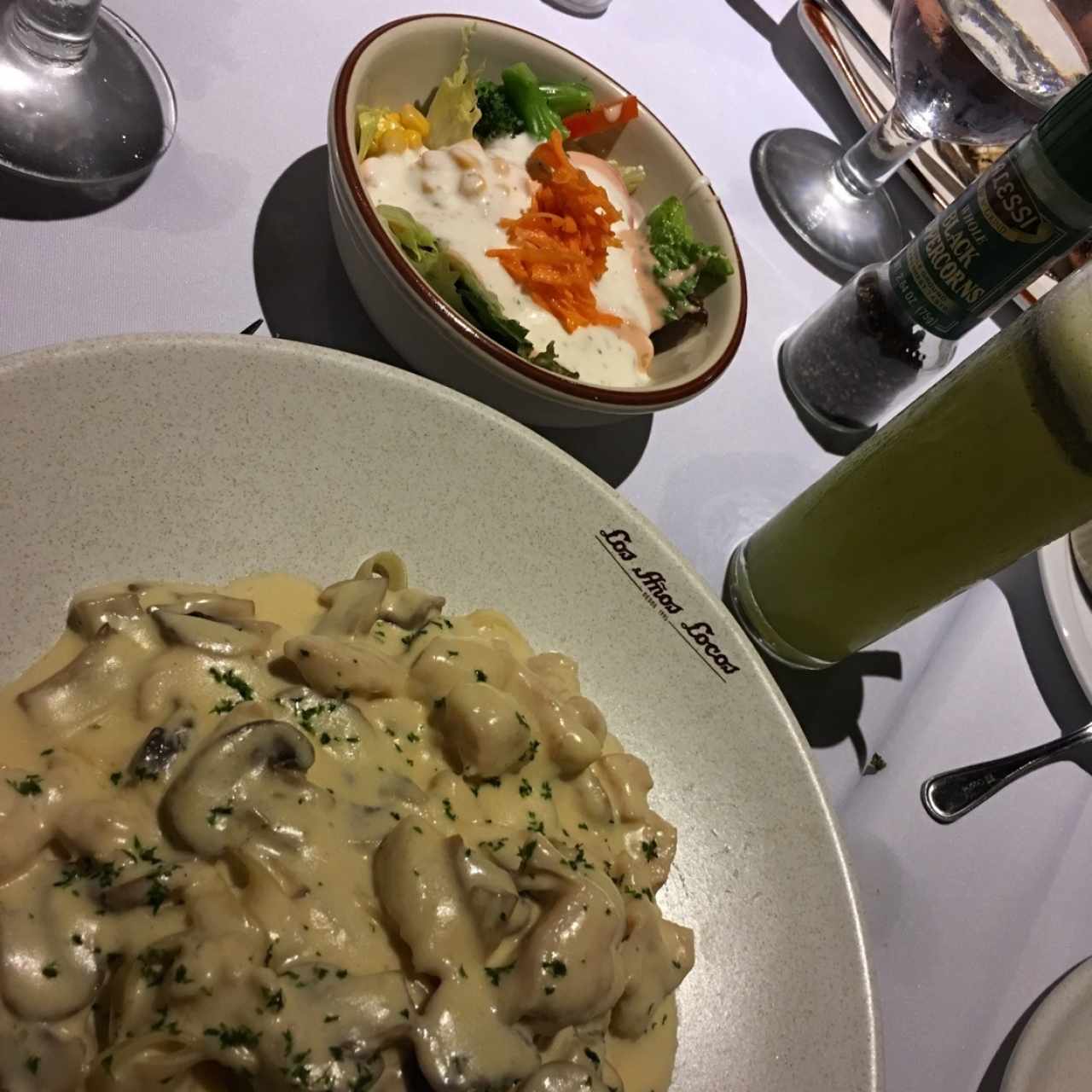 Pasta alfredo, ensalada mixta del salad bar y zumo de limón con hierbabuena 