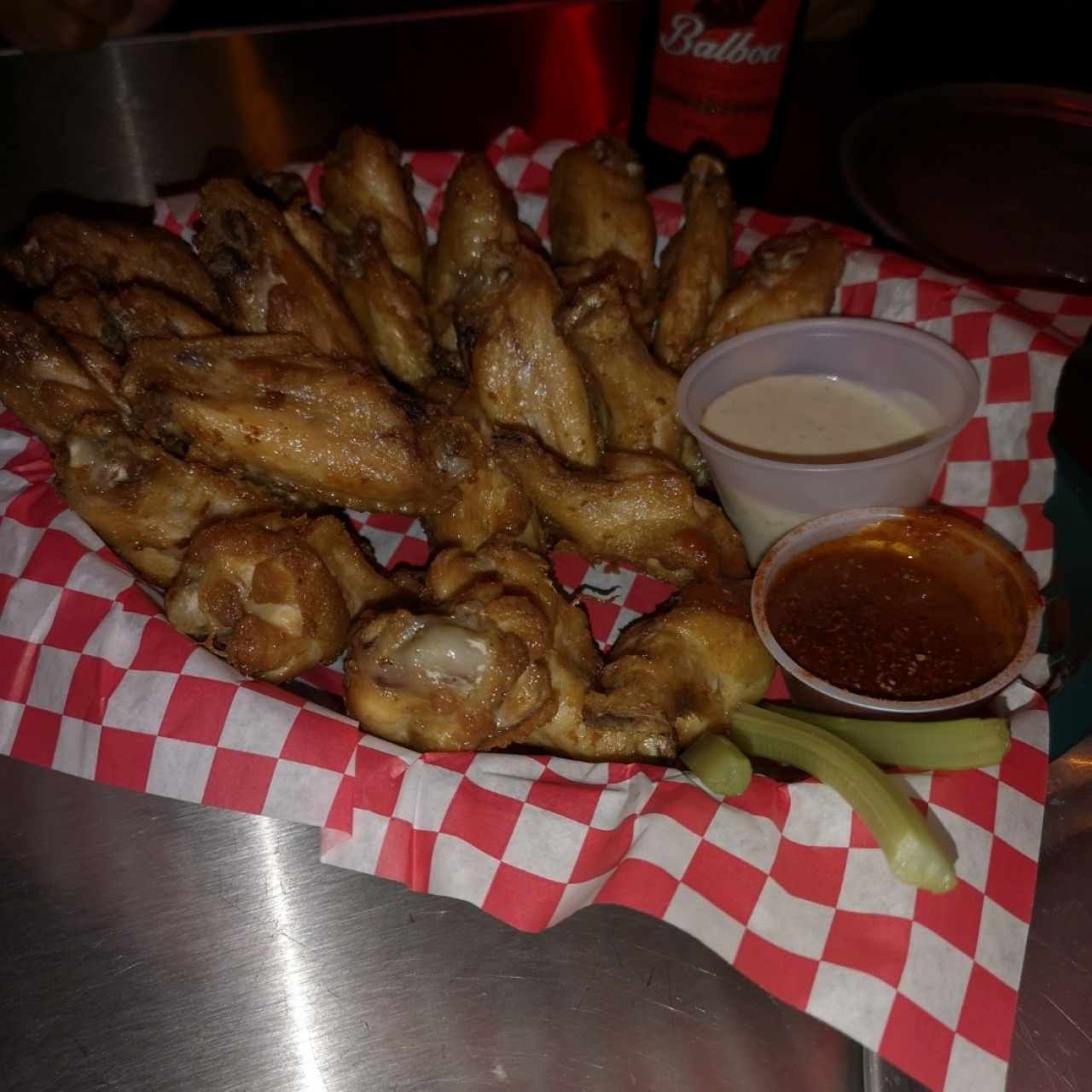 50 Wings o Boneless ( Elija 5 salsas + 5 dips )