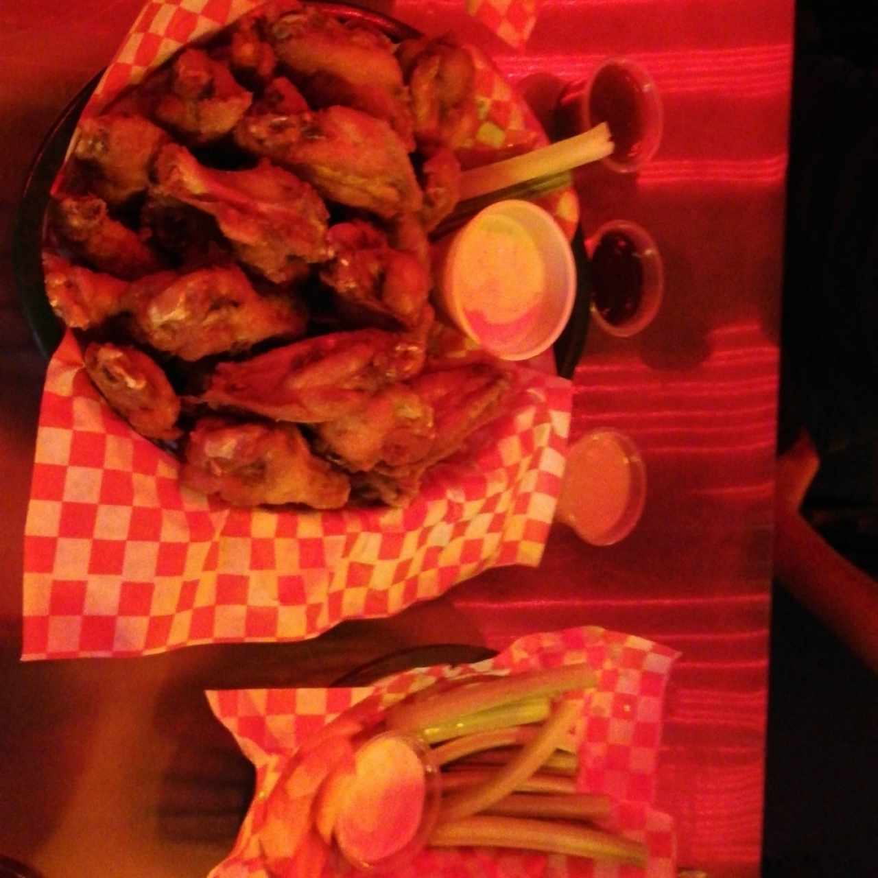 30 Wings o Boneless ( Elija 3 salsas + 3 dips )