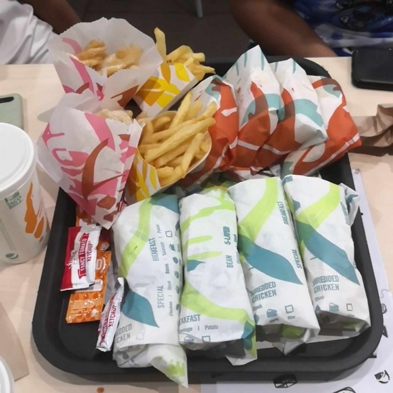 Combo pa parkiar, 4 crunchy tacos, 4 burritos, 2 papas regulares, 2 cinnamon twist y 4 sodas de 16 onz. La verdad, el vaso se ve chico para esa cantidad. 