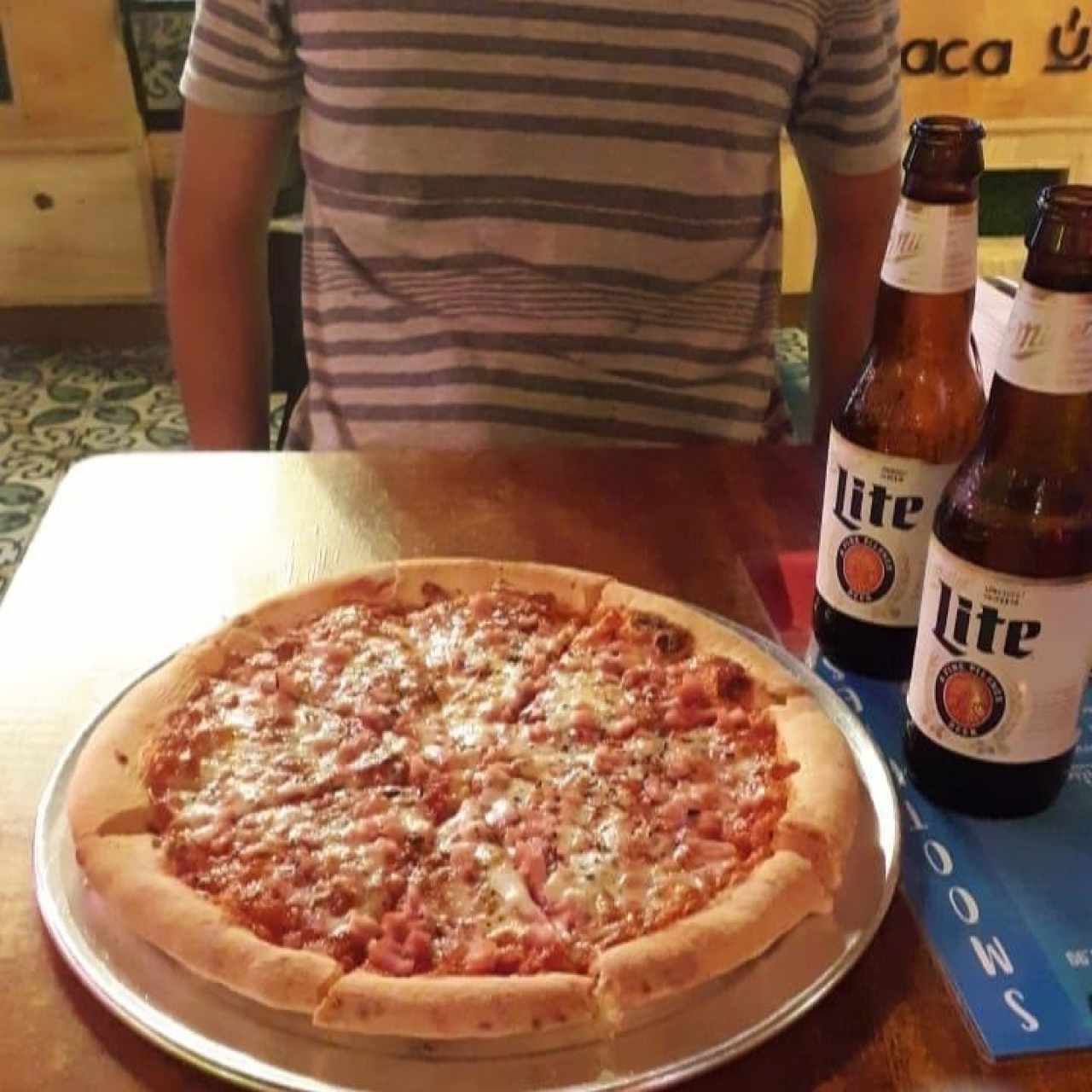 Pizza Margarita con jamón. 