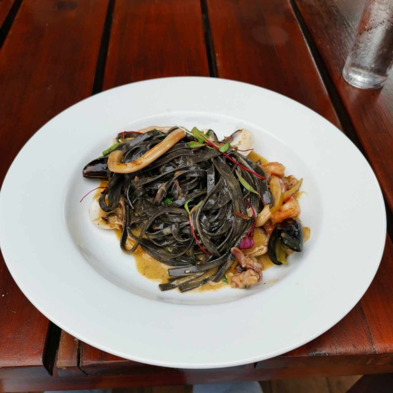 pasta di mare con fettuchini en tinta de calamar 