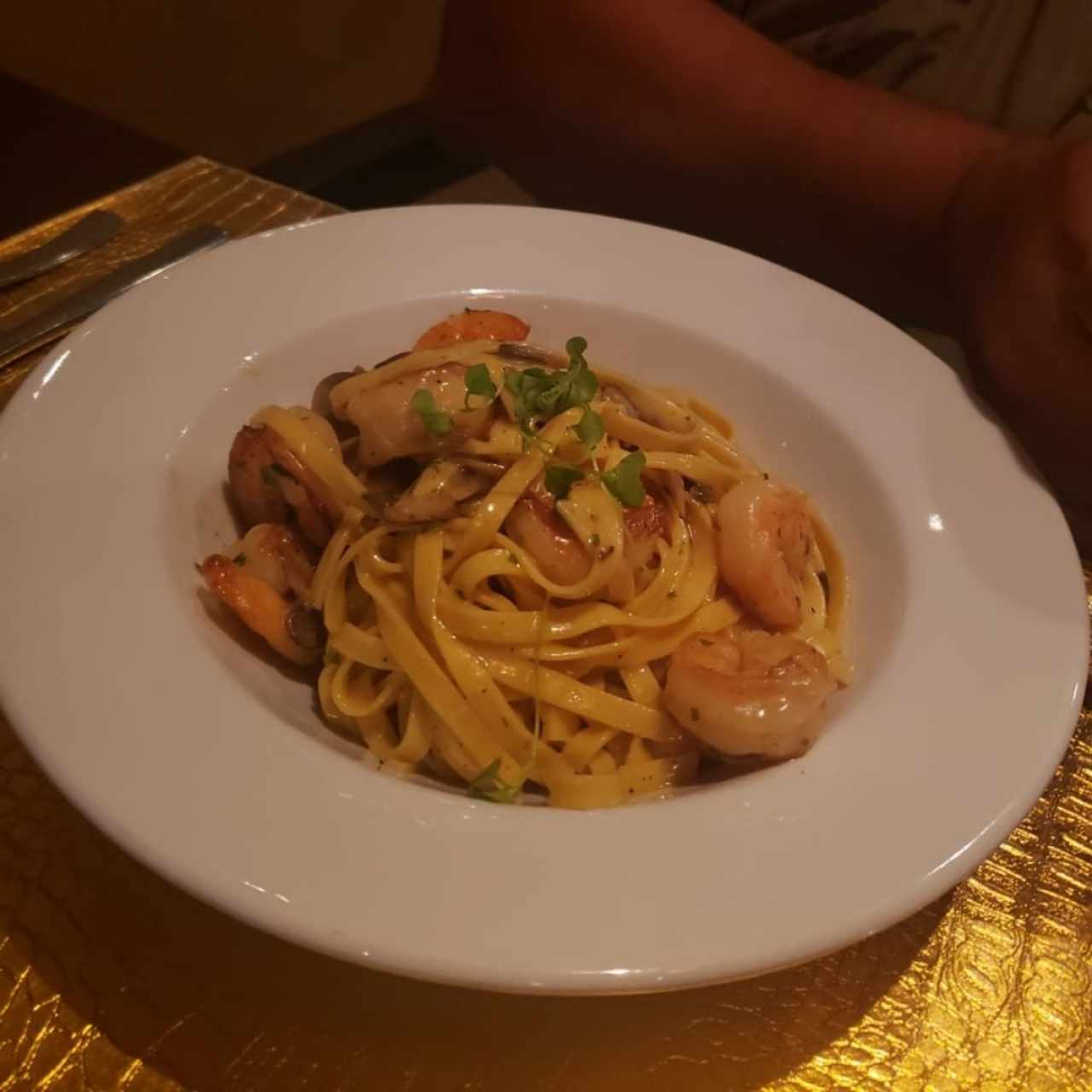 Fetuccini al olio con camarones