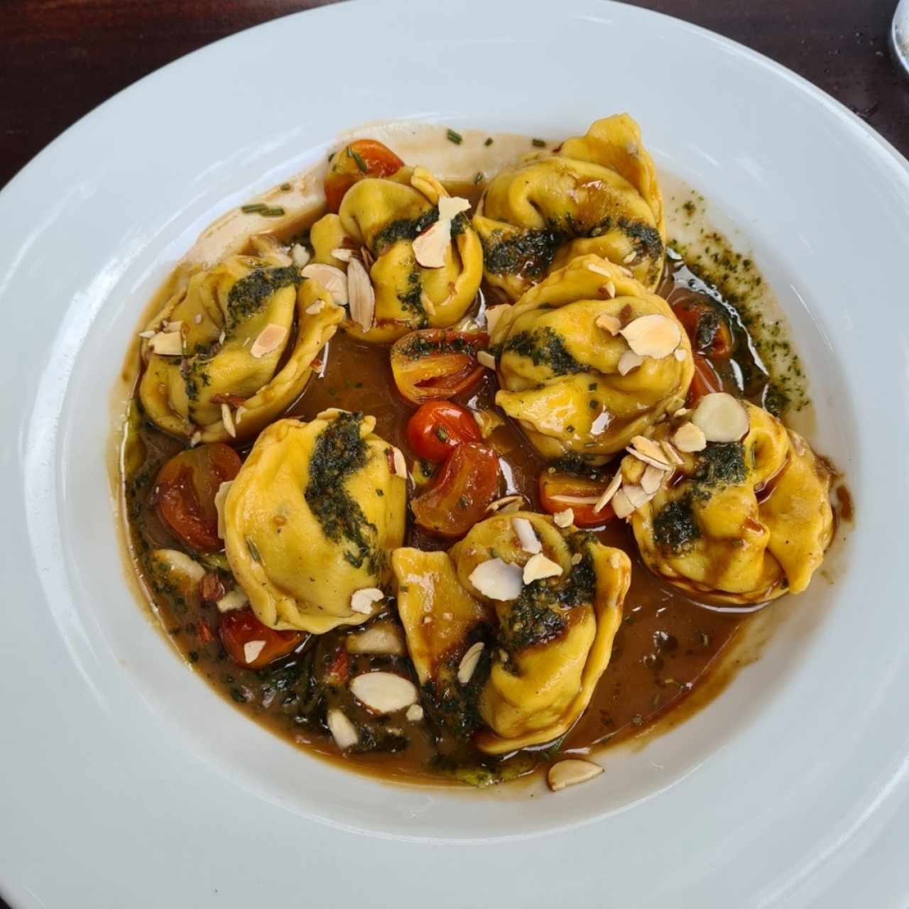 Tortellini de cordero con salsa de romero 